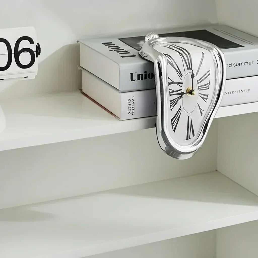 Horloge fondue noire avec cadran chiffres romains