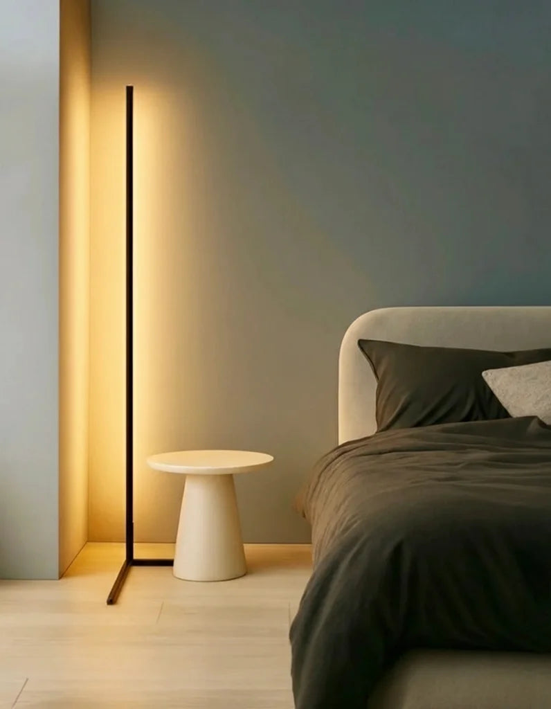Lampadaire_LED_design_Zenith_dans_une_chambre_moderne
