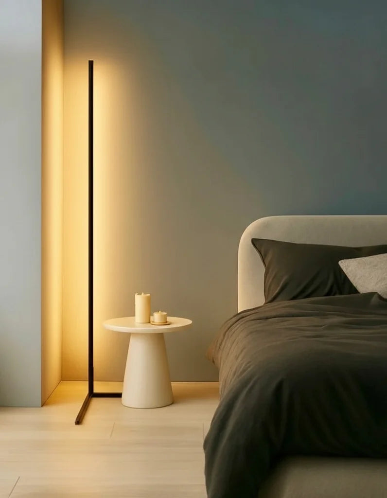 Lampadaire_LED_design_Zenith_dans_une_chambre_moderne