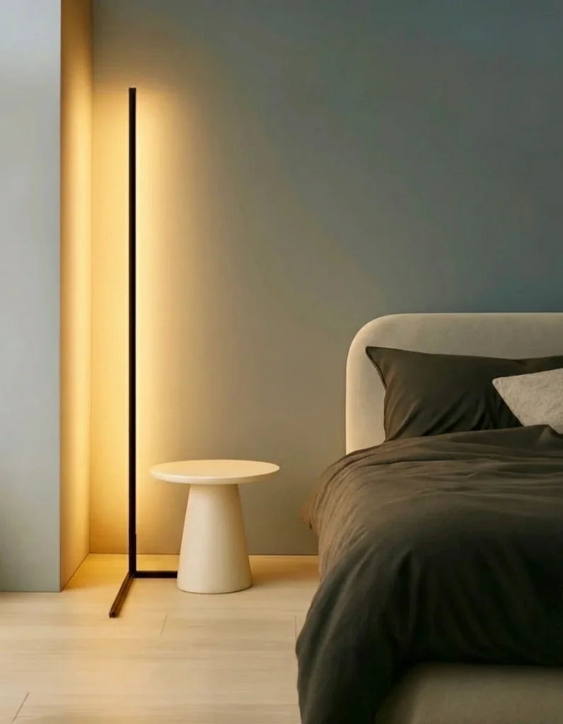 Découvrez le lampadaire LED Zenith, un luminaire design et minimaliste qui crée une lumière chaleureuse et sublime votre salon ou votre chambre.