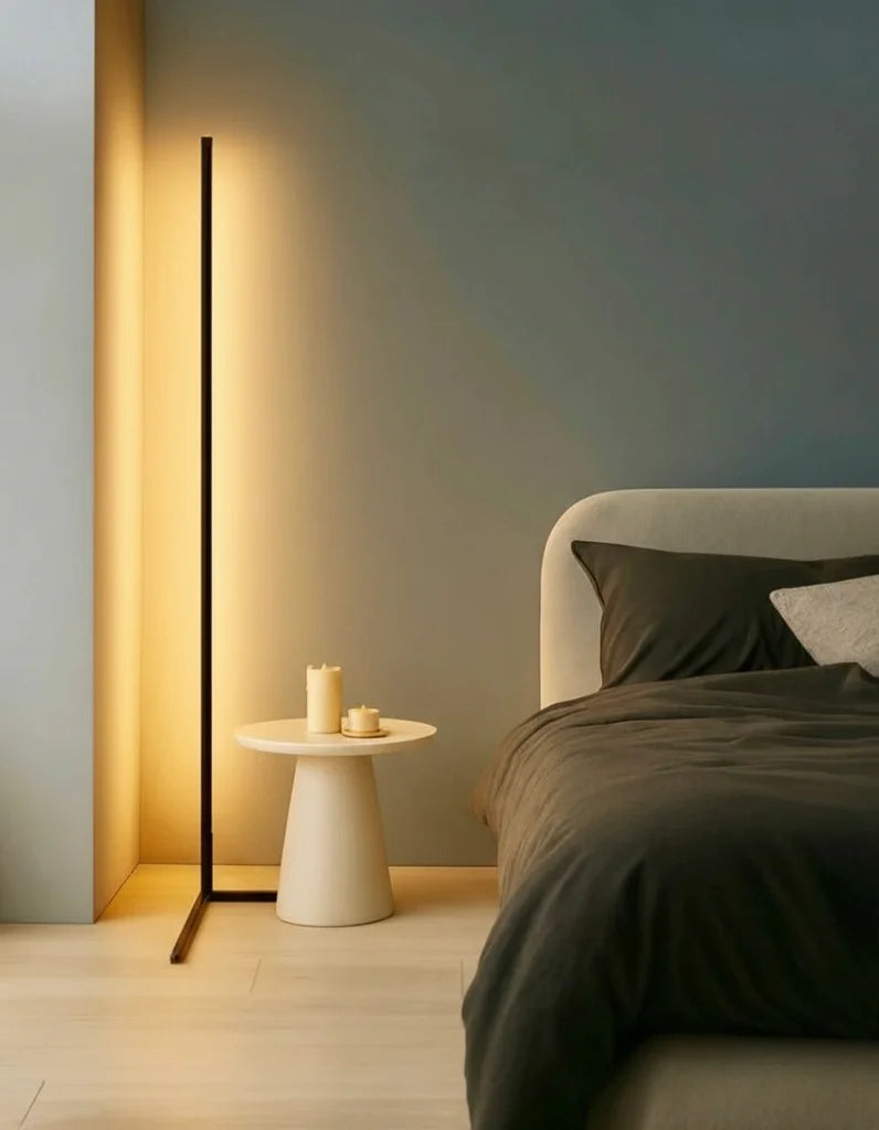 Lampadaire_LED_design_Zenith_dans_une_chambre_moderne