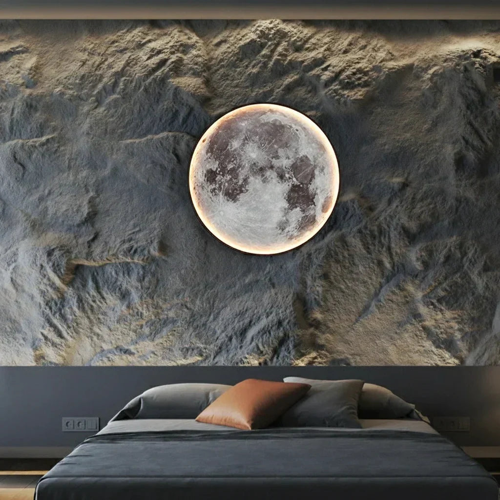 Lampe murale lune LED au dessus du lit dans une chambre