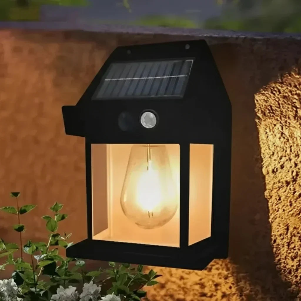 Lampe solaire exterieure fixee sur un mur